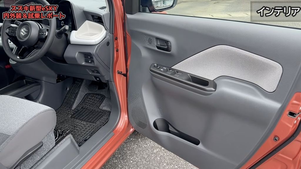 e SKYの運転席ドアトリム。グレー樹脂と明るいファブリックが使われている