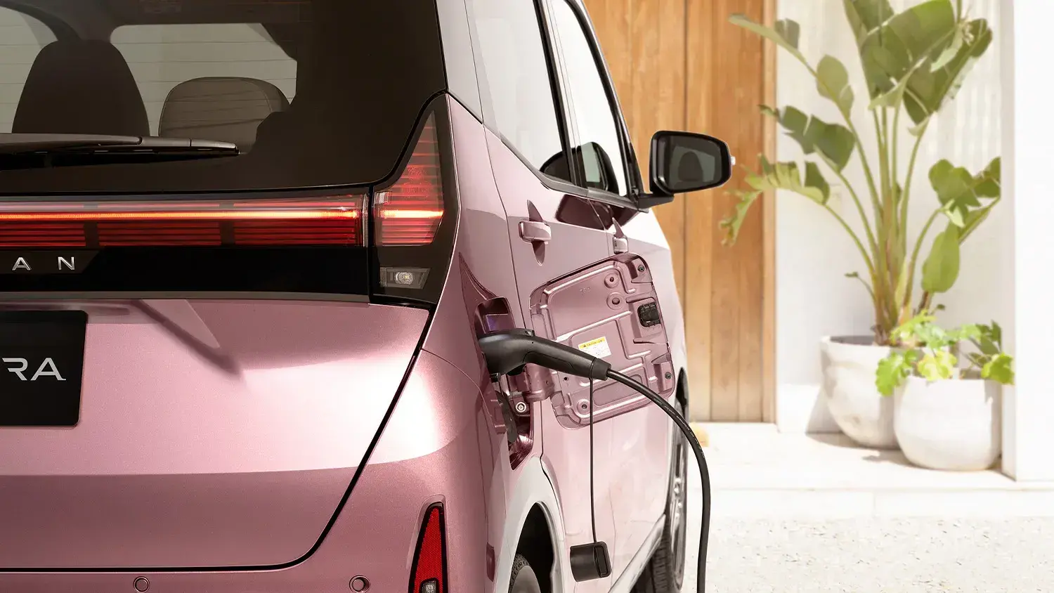 自宅で普通充電する日産サクラ
