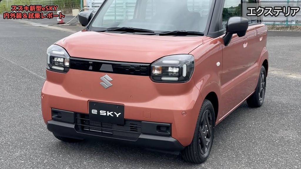 e SKYのヘッドランプ点灯状態を示す引用カット