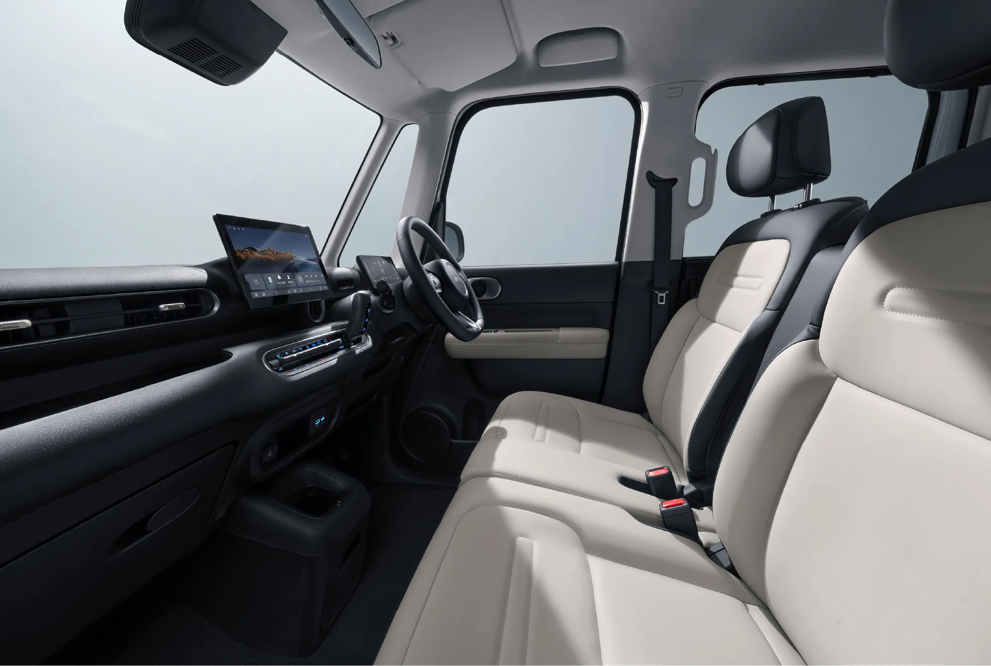 ベージュと黒のBYD RACCO 300 Premium前席