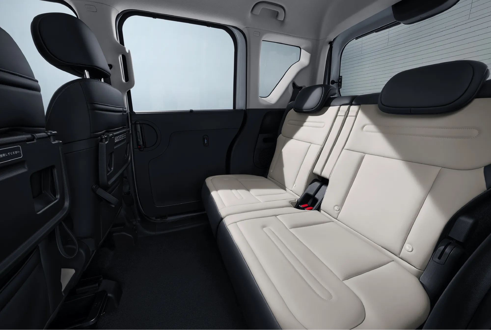 BYD RACCO 300 Premiumのベージュ後席