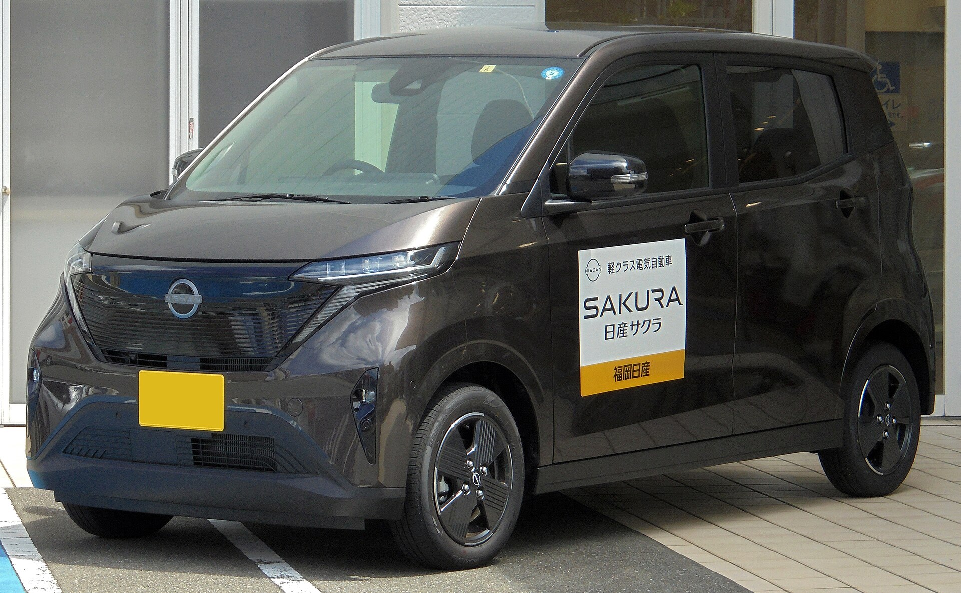 屋外に停車した2022年式の日産サクラX