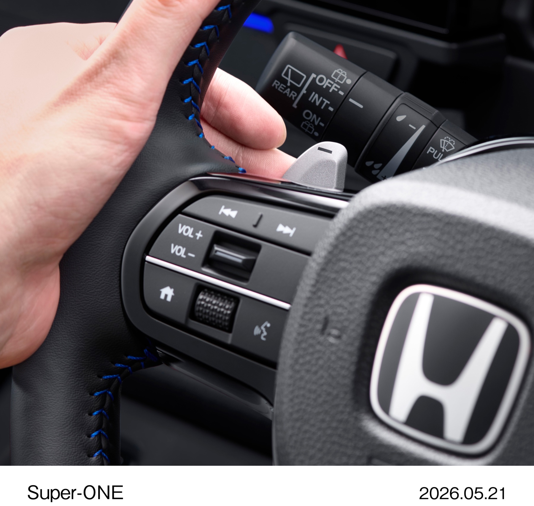 Super-ONEのステアリング裏にあるパドルシフト