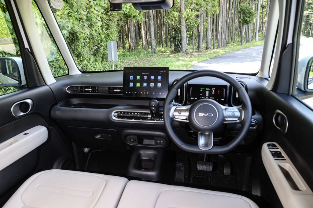 BYD RACCO 300 Premiumの運転席とセンターディスプレイ