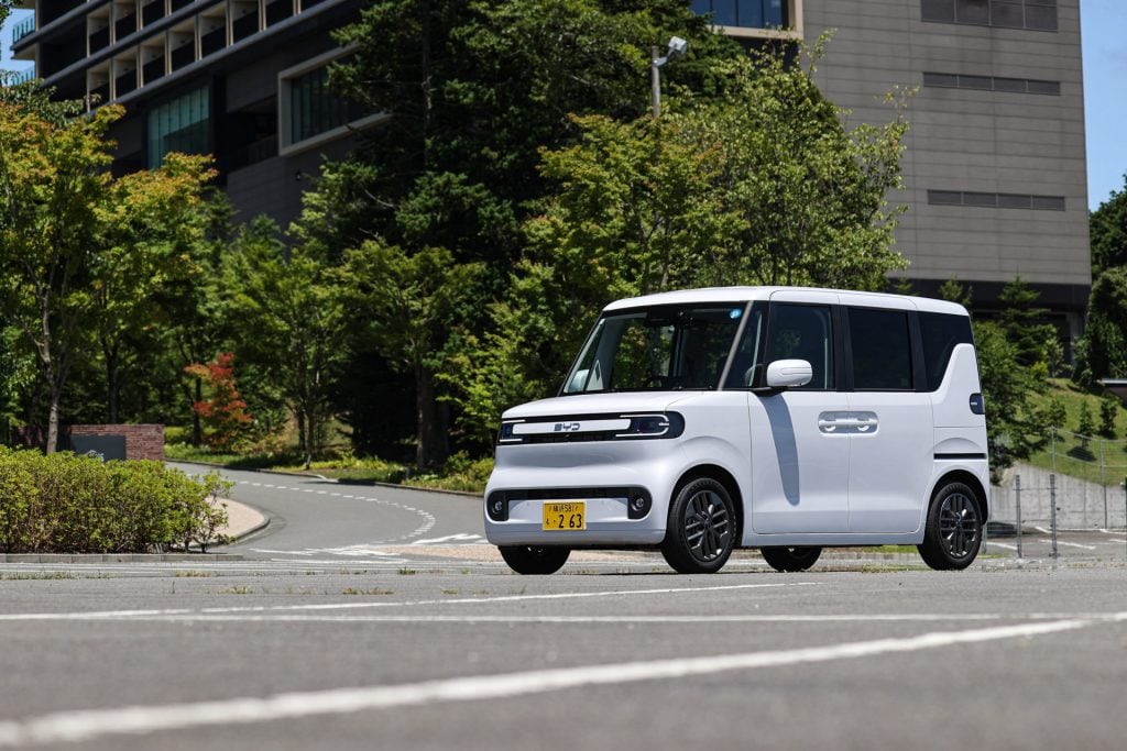 公道試乗会場に停車した白いBYD RACCO 300 Premium