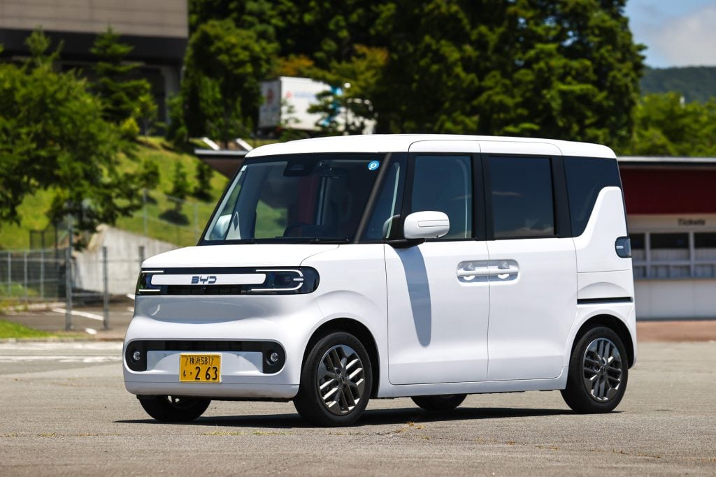 白いBYD RACCO 300 Premiumのフロント斜め外観