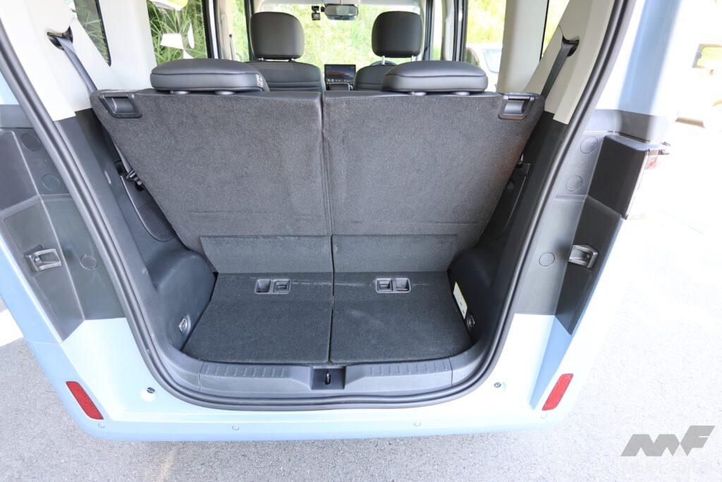 後席を起こした状態のBYD RACCOの荷室
